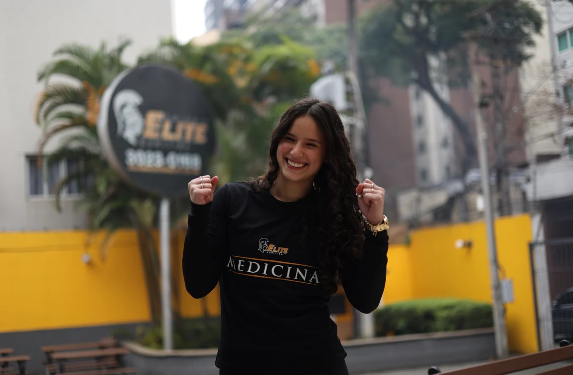 Aluna do Elite em frente a uma das unidades