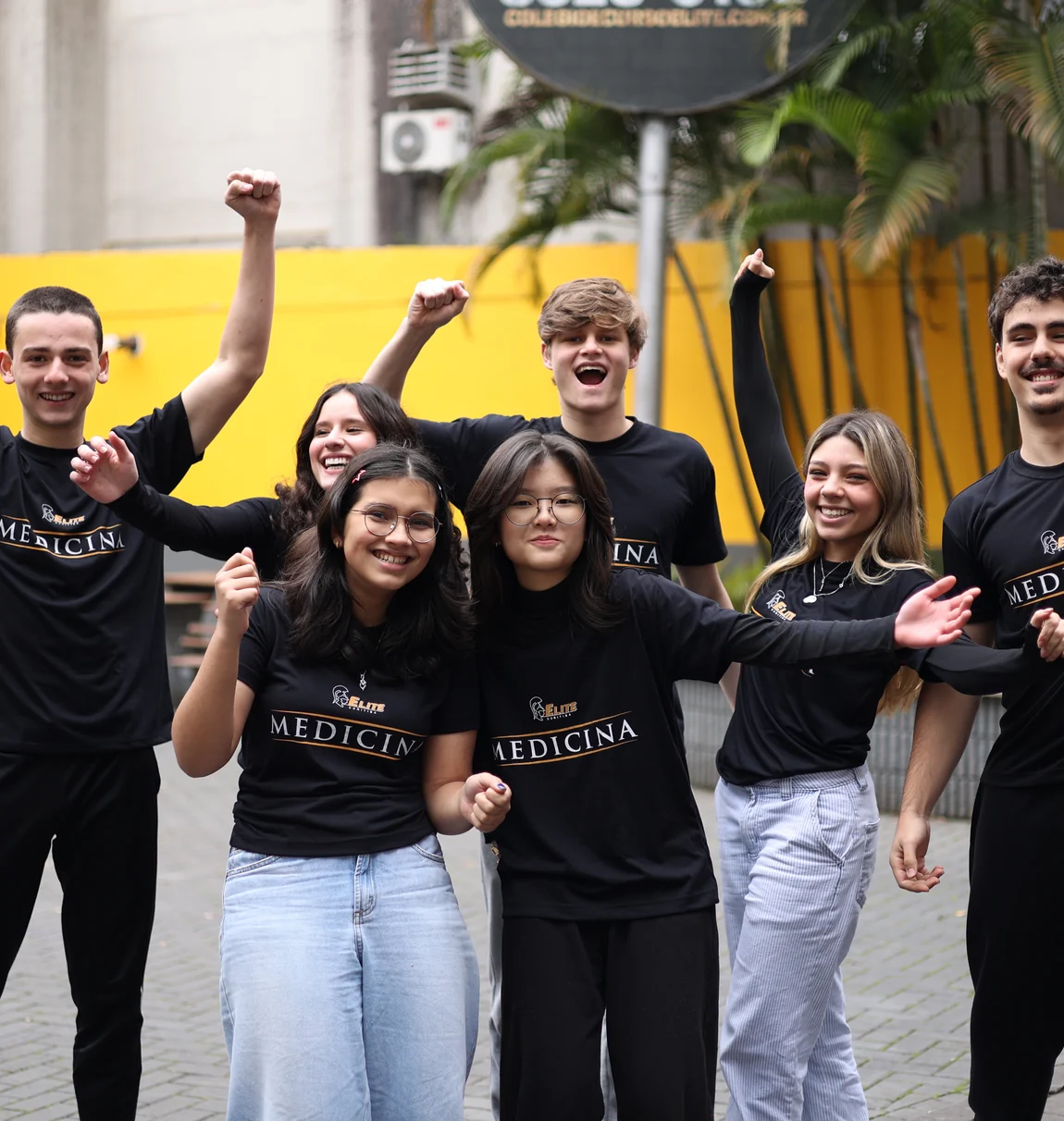 Alunos do Elite comemorando a aprovação