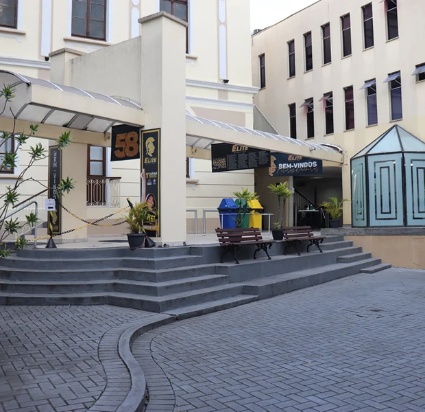 Fachada de uma unidade do Elite Curitiba