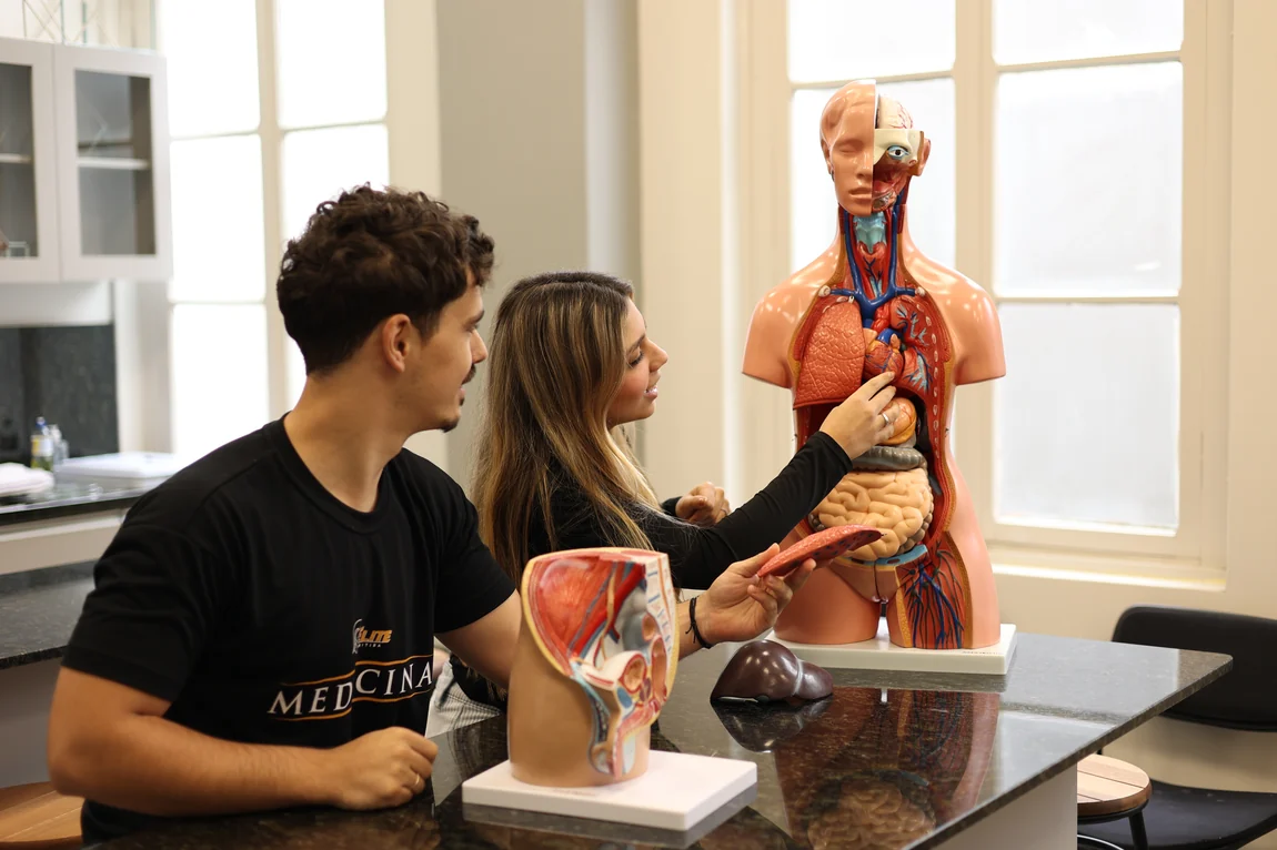 Alunos do Elite em aula prática de anatomia