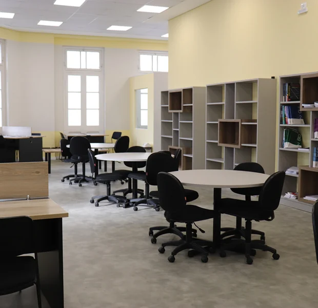 Biblioteca e espaço de monitoria do Elite