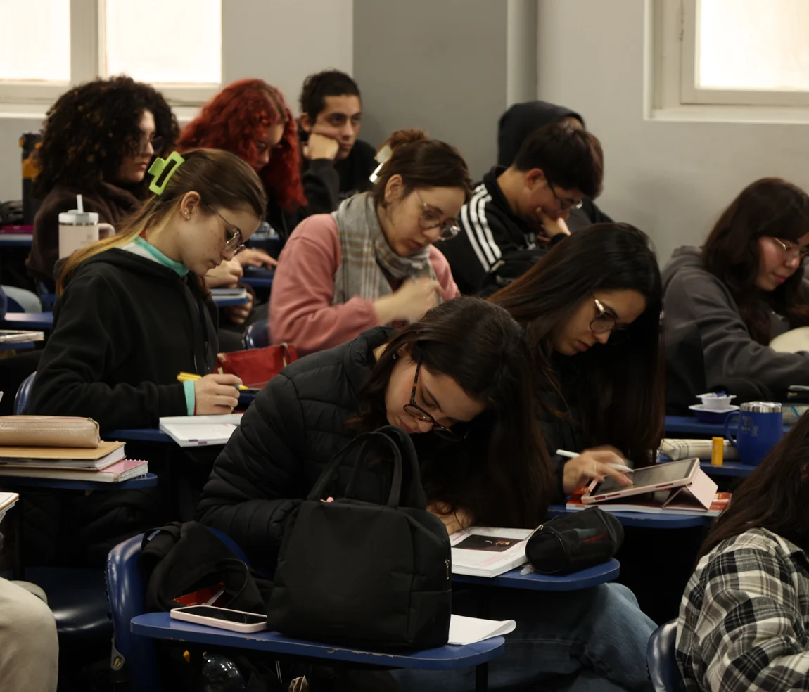 Alunos das Turmas Militares do Elite em sala de estudos